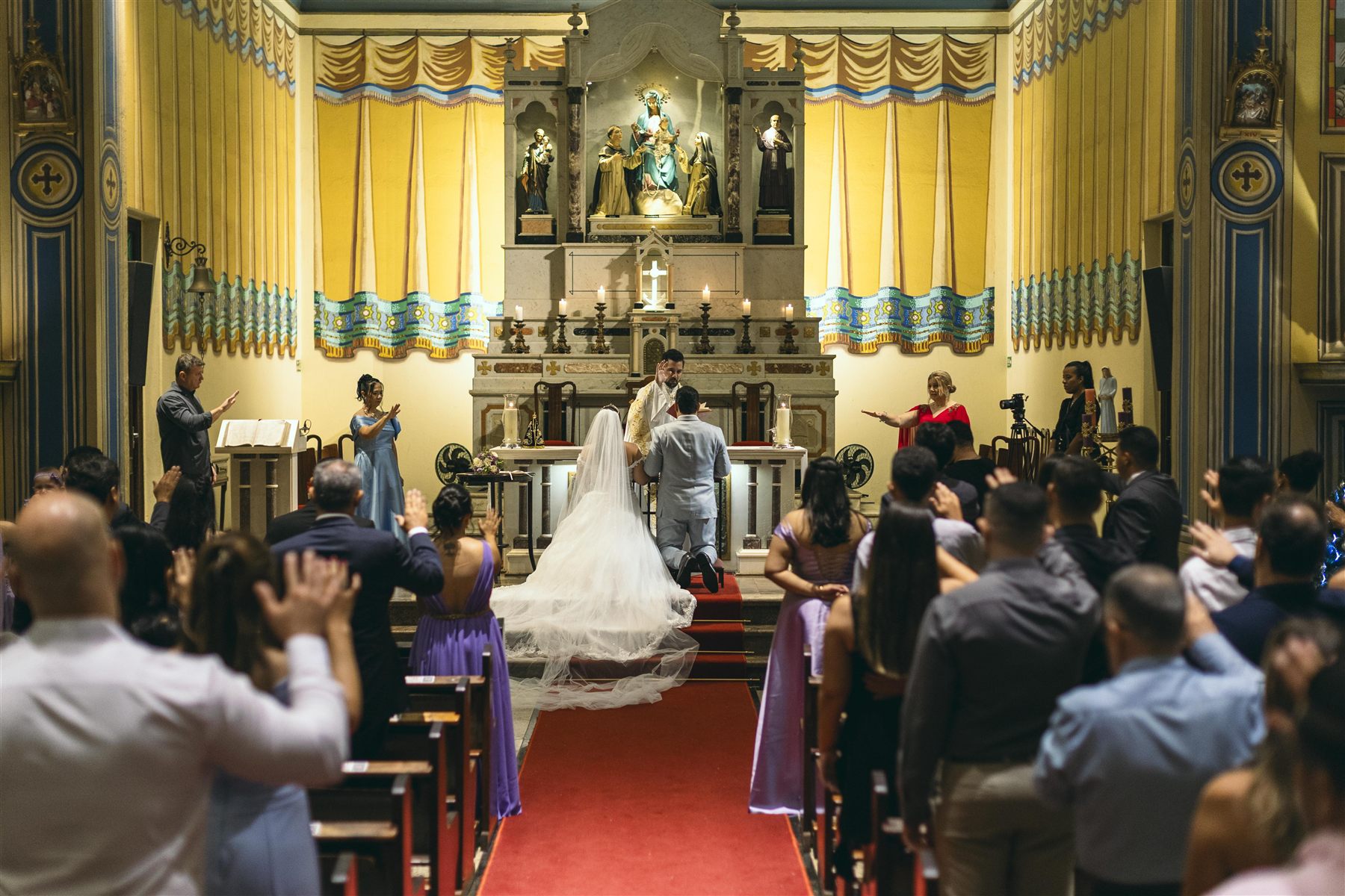 Cerimônia de casamento vista do corredor da igreja