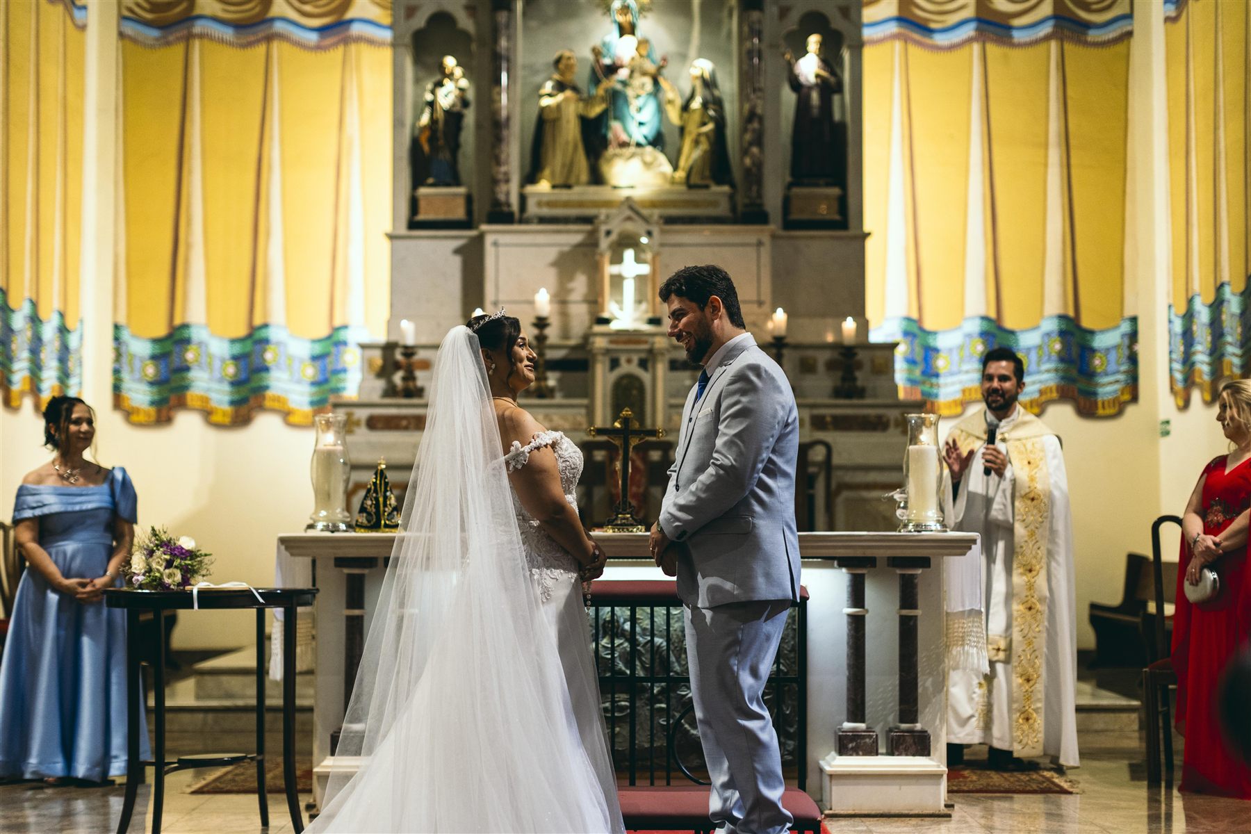 Casal durante os votos no altar da igreja