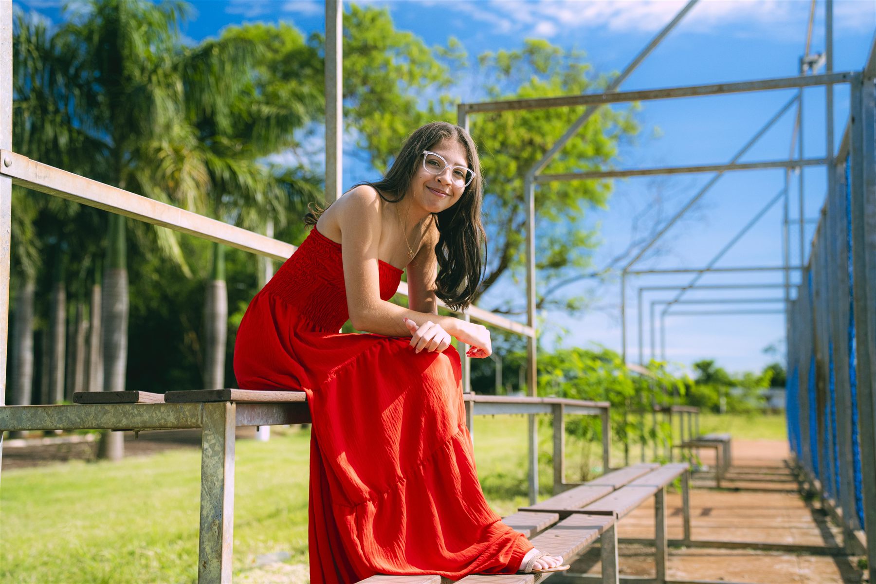 Debutante em ensaio com cavalo ao pôr do sol